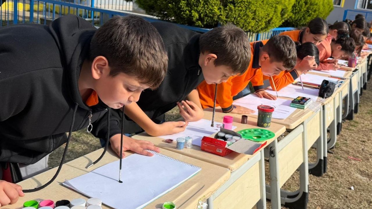 Öğrenciler empati yaparak ellerini kullanmadan resim yaptı
