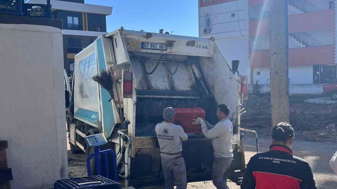 Antalya’da yarım tondan fazla hayvansal ve bitkisel bozuk gıda maddesi ele geçirildi