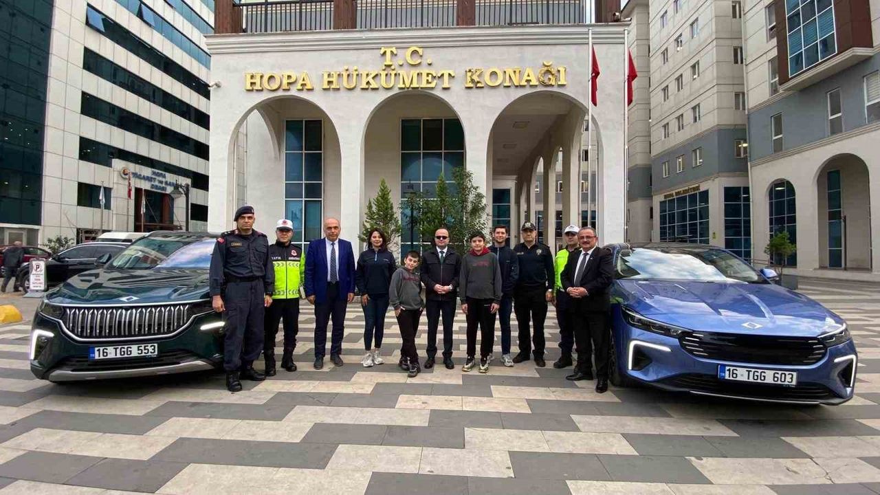 Kaymakamdan öğrencilere Togg’un yeni modeli ile şehir turu