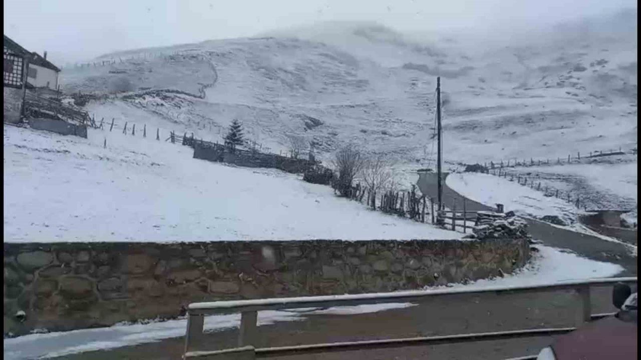 Rize’de kar yağışı yüksek kesimlerde etkili oluyor