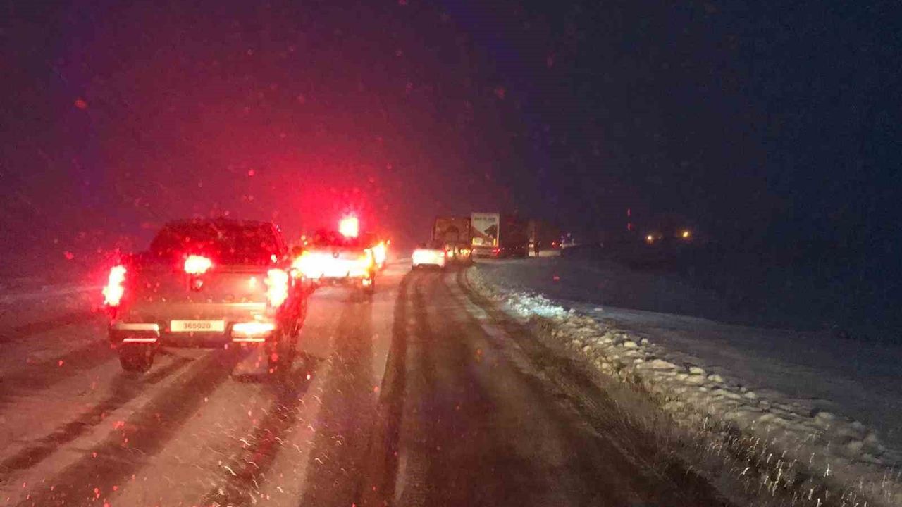 Ardahan’da Kar ve Tipi Ulaşımı Olumsuz Etkiliyor