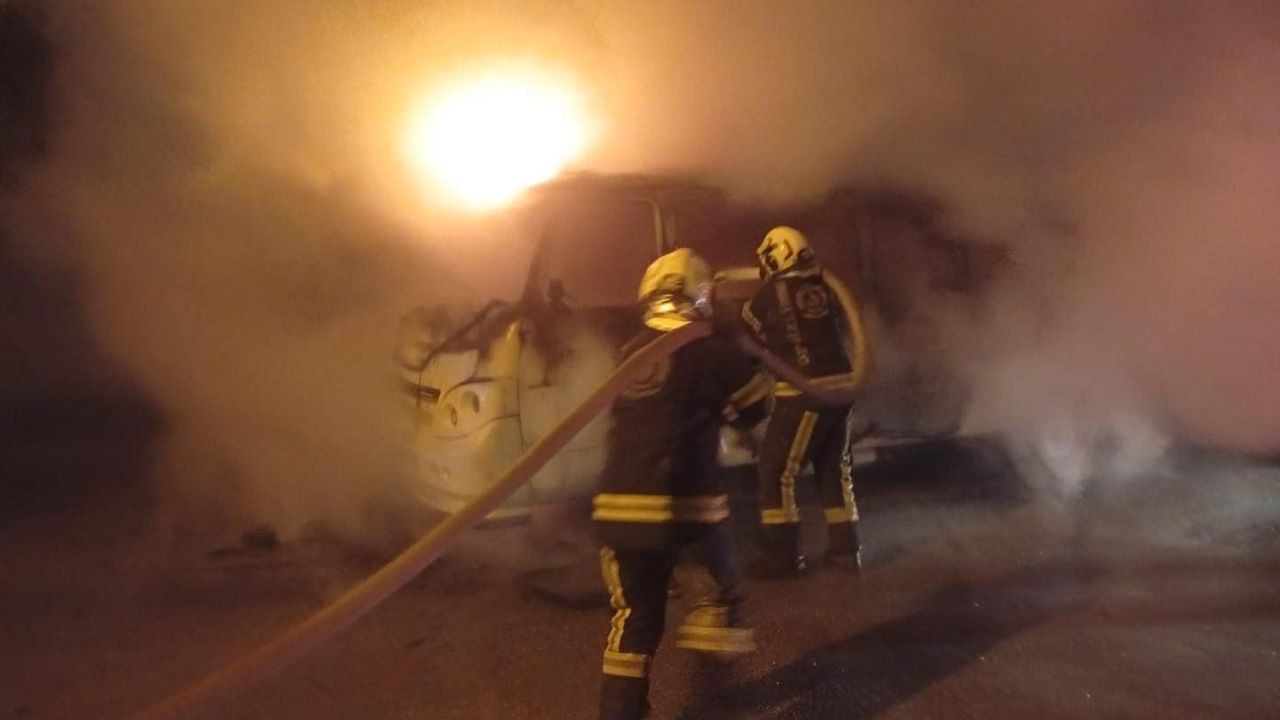 Park halindeki minibüs alev aldı