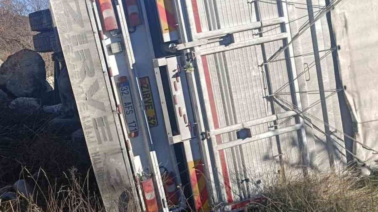 Kontrolden çıkan kamyon şarampole devrildi, sürücü yaralandı