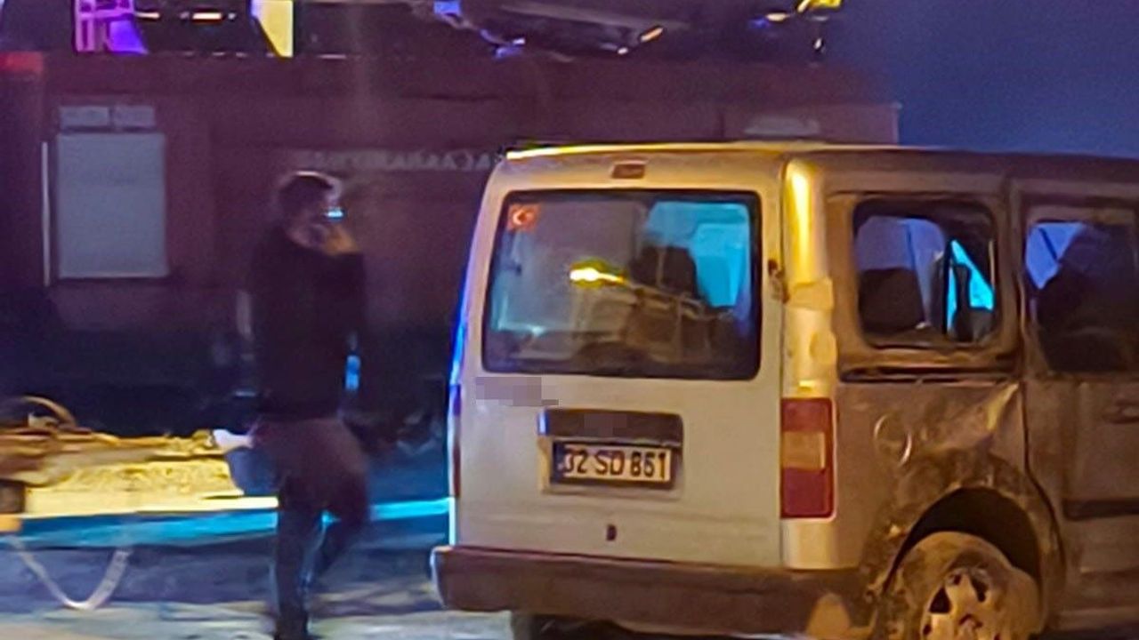 Kontrolden çıkan hafif ticari araç devrildi: 2 yaralı