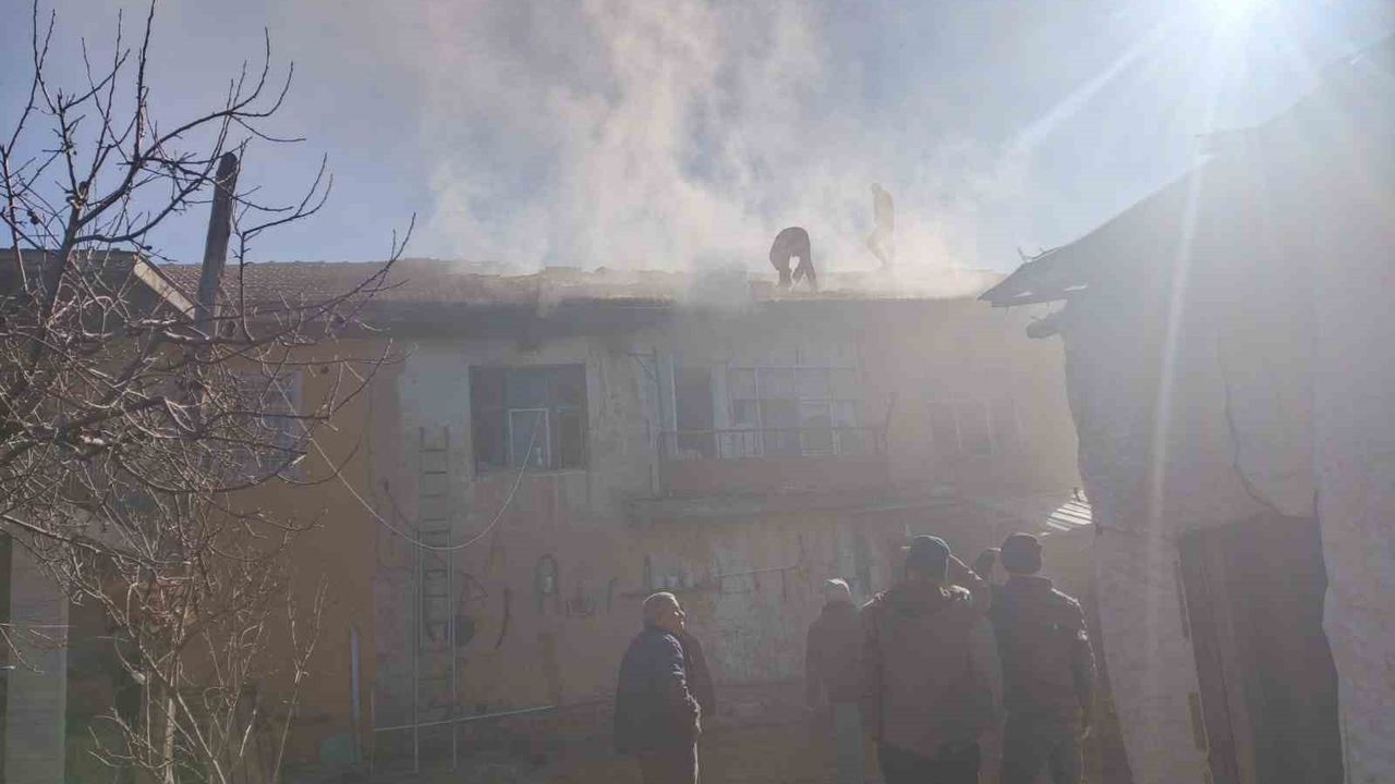 Şarkikaraağaç’ta çıkan yangında iki katlı evin bir bölümü yanarak küle döndü