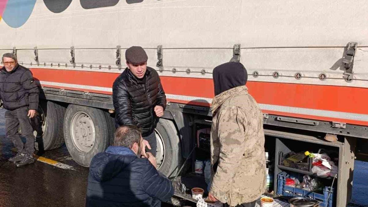 Posof Belediyesi’nden yolda kalan tır şoförlerine sıcak çorba