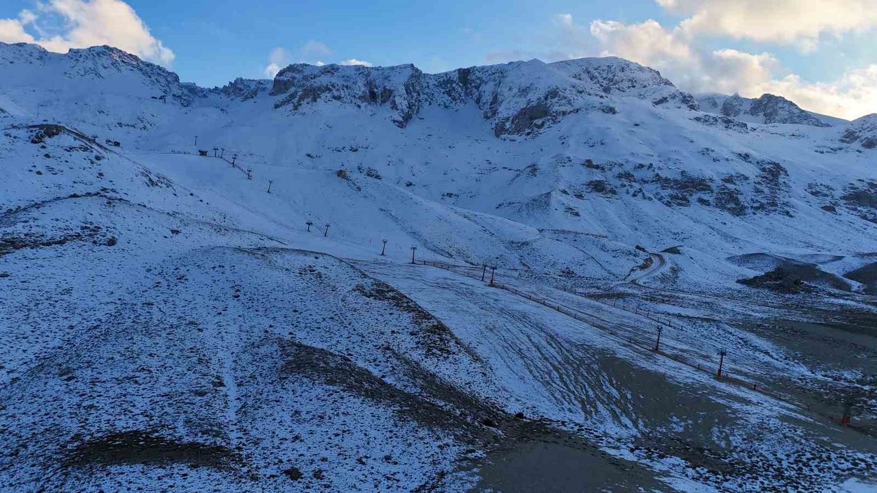 Akdeniz’in incisi Davraz Kayak Merkezi kar hasretiyle sezona başladı