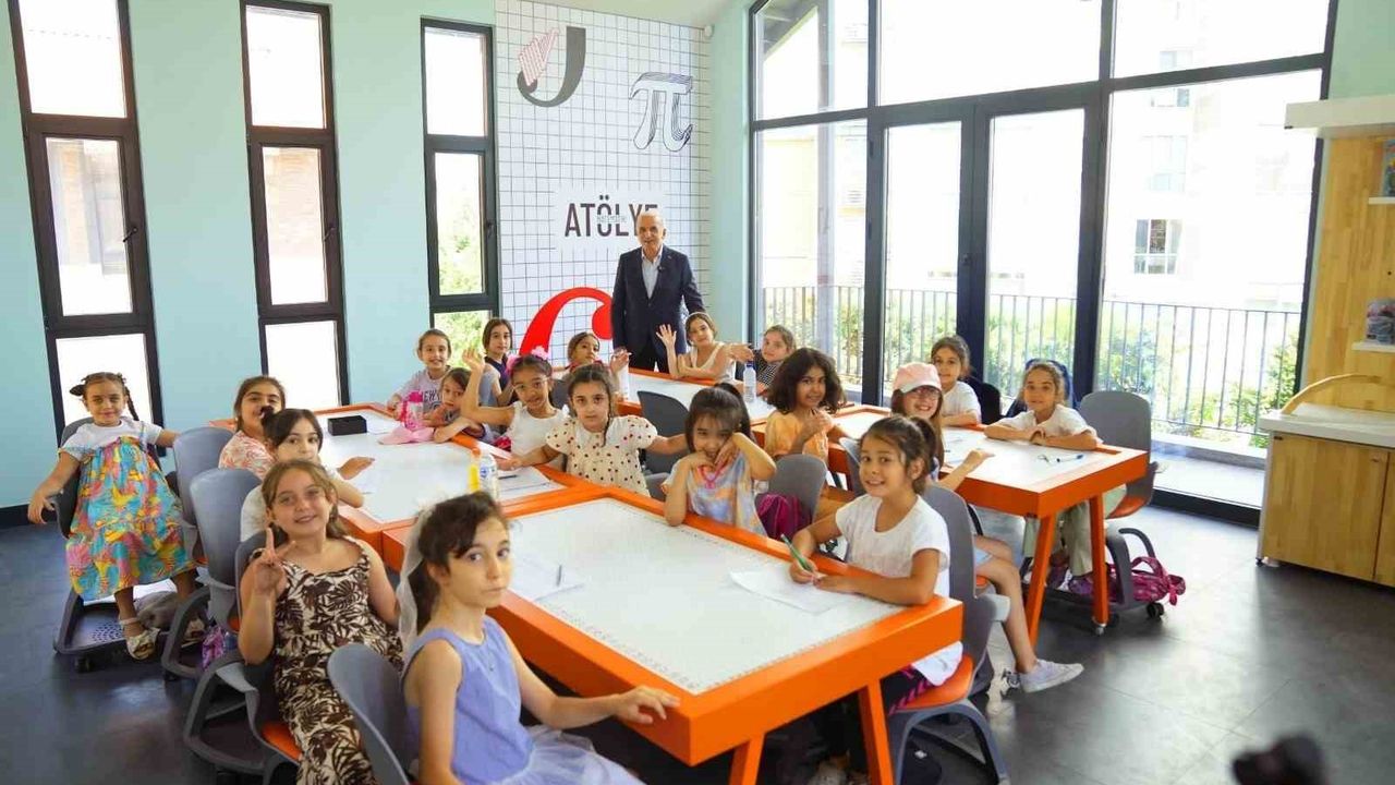 'Bilim Ümraniye' öğrencilerin geleceğine ışık tutuyor