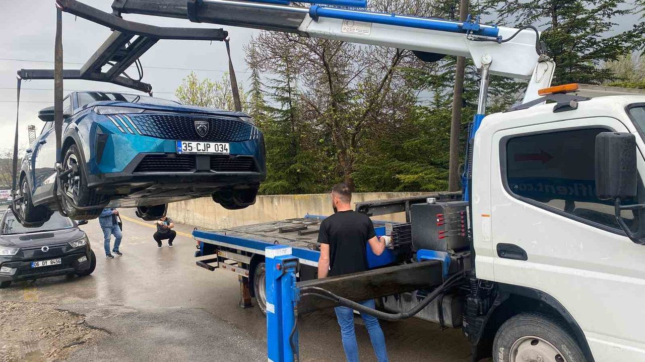 Yıldırım çarpan elektrikli otomobil serviste çözülemedi, milyonluk araç ’hurda’ oldu