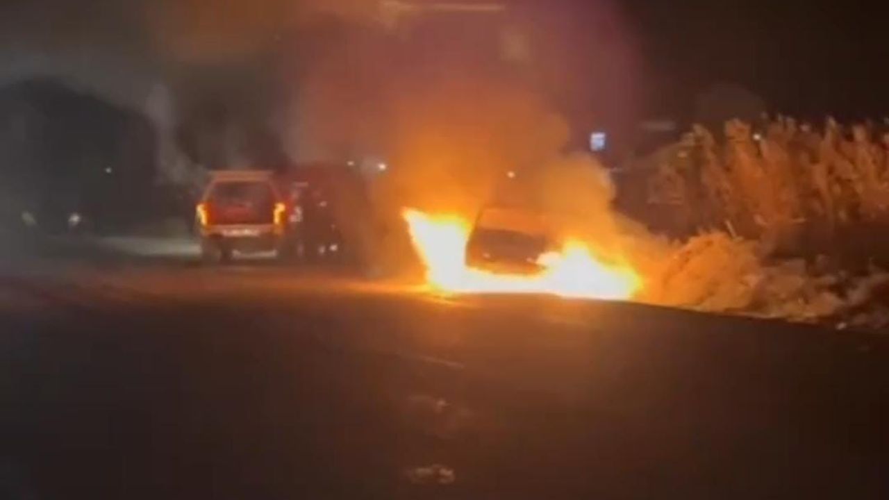 Harran’da İlginç Olay: Sürücü Otomobilini Yol Kenarında Ateşe Verdi