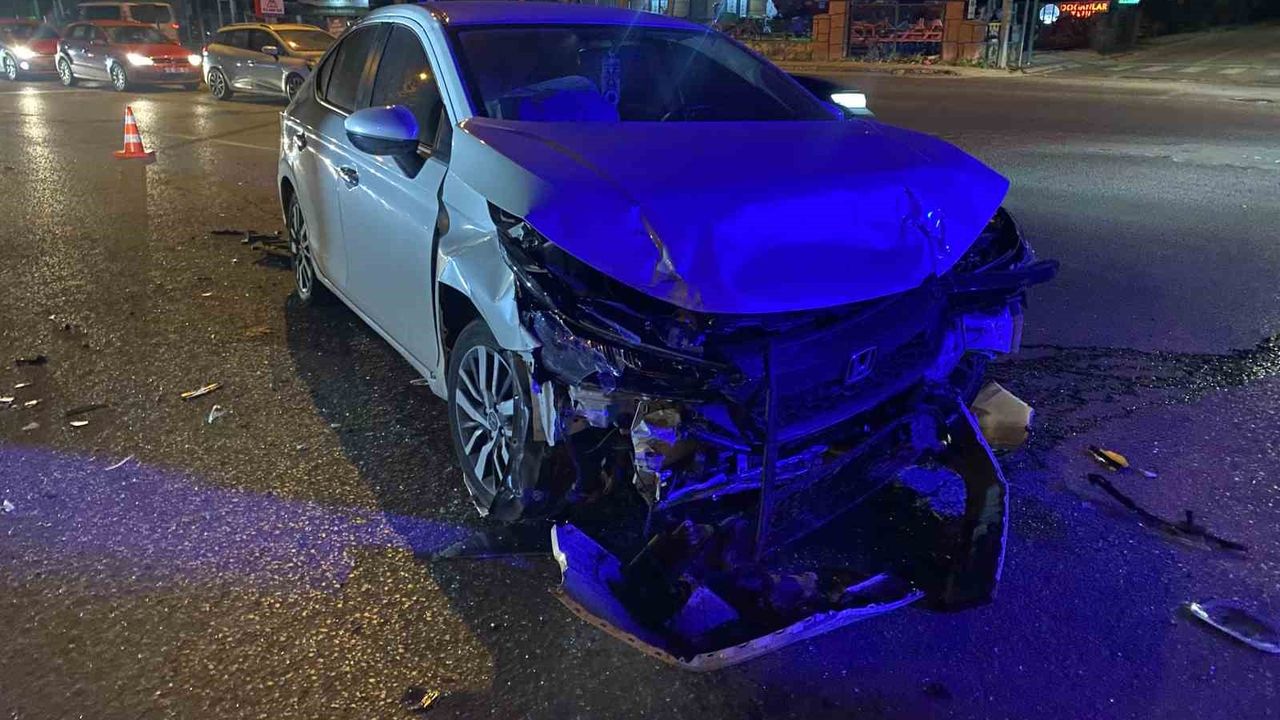 Kavşakta feci kaza: 1 ağır yaralı