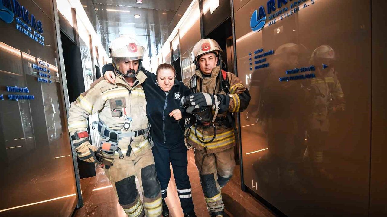 İzmir’de gökdelende nefes kesen itfaiye tatbikatı