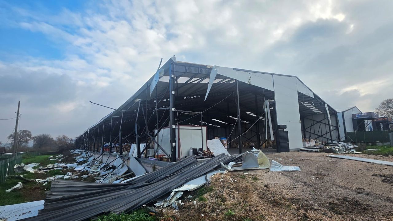 İki kaçak yapı daha yıkıldı