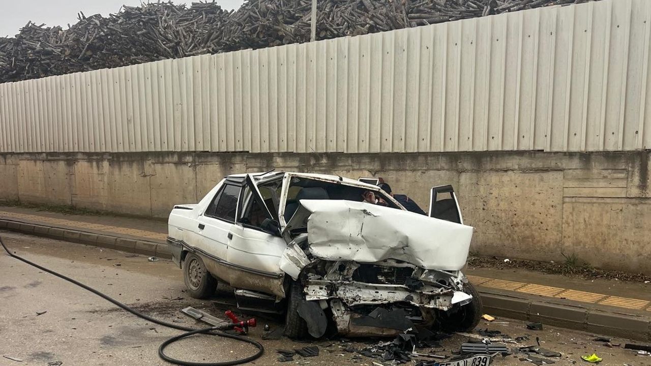 Vezirköprü’de Üç Araçlı Kaza: 3 Kişi Yaralandı