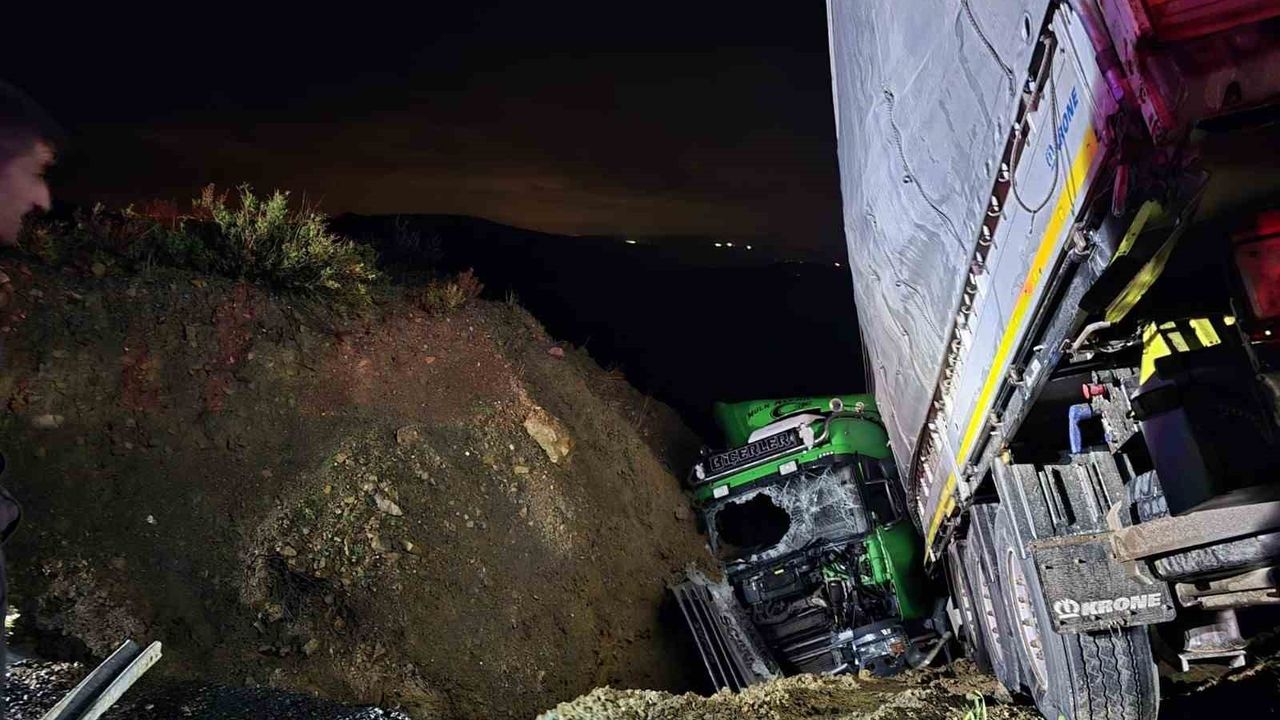 Şarampole devrilen tırın sürücüsü ağır yaralandı