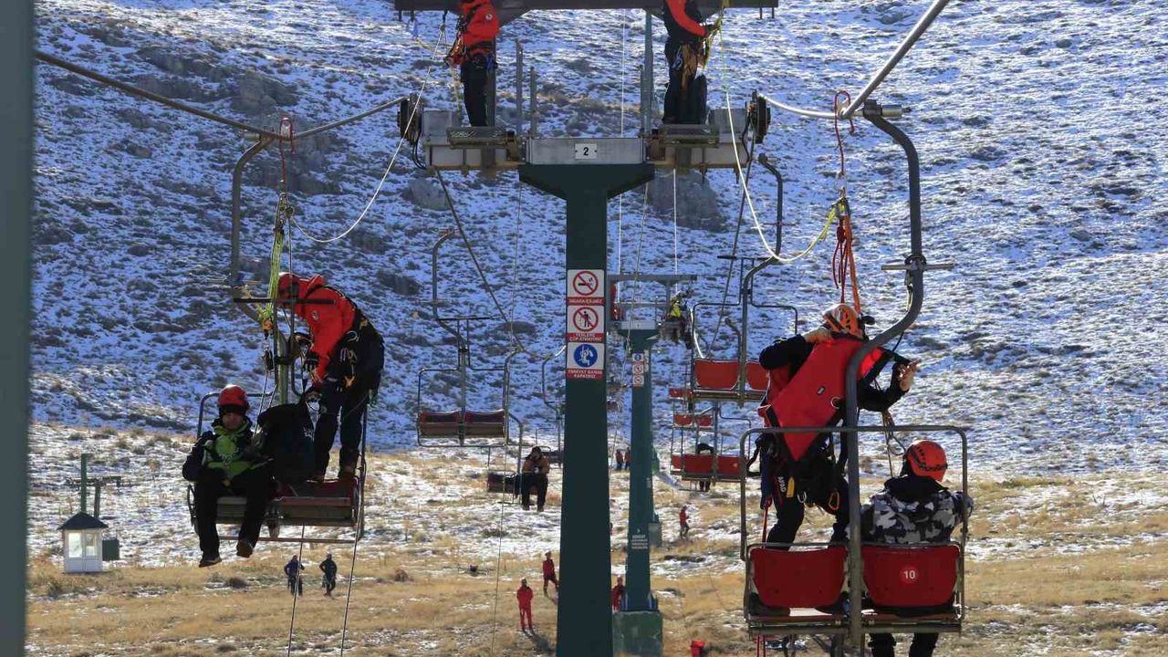 Antalya’da gerçeği aratmayan teleferik kurtarma tatbikatı