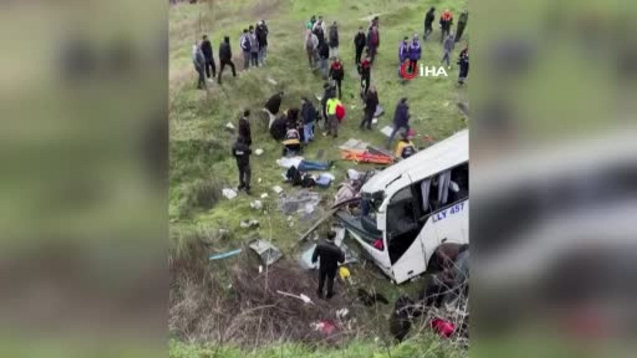 Esenyurt’ta minibüs şarampole devrildi: Yaralılar var