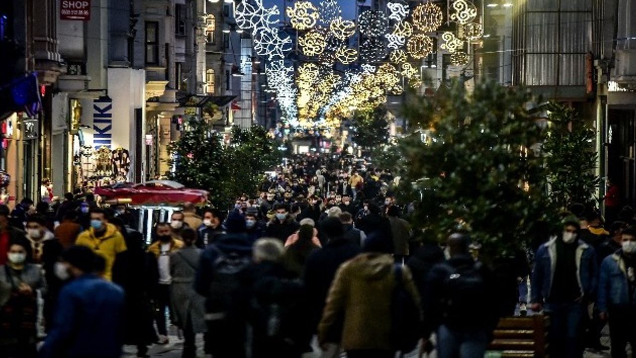 İstiklal Caddesi'nde yılbaşı öncesi yoğun güvenlik önlemi