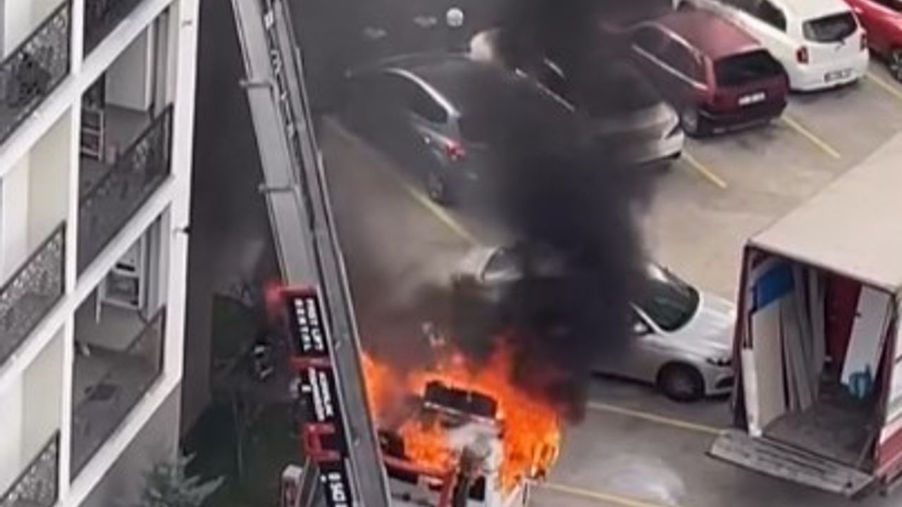 Bursa’da Taşınma Sırasında Vinçli Kamyon Alev Alev Yandı