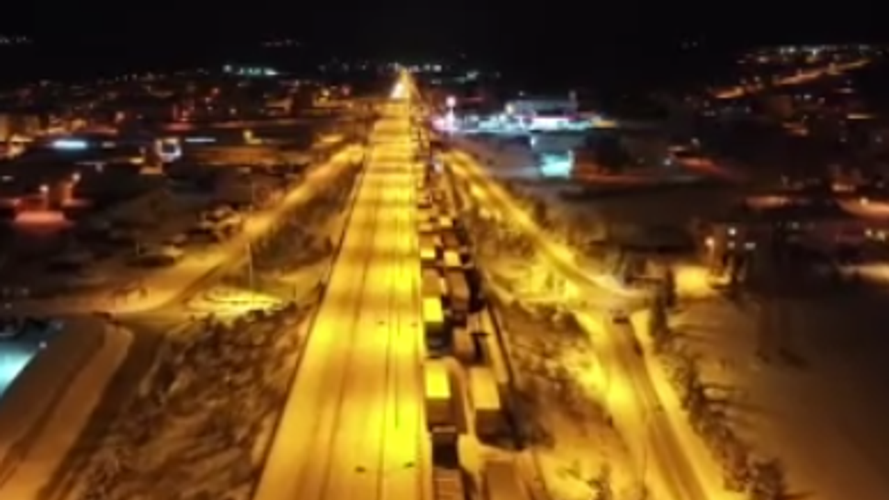 D-100 karayolunda kar çilesi: araçlar mahsur kaldı