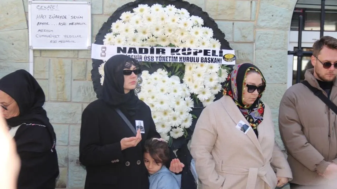 Burcu Özberk kimdir? Dedesi Cumhuriyet Yıldızlar son yolculuğuna uğurlandı