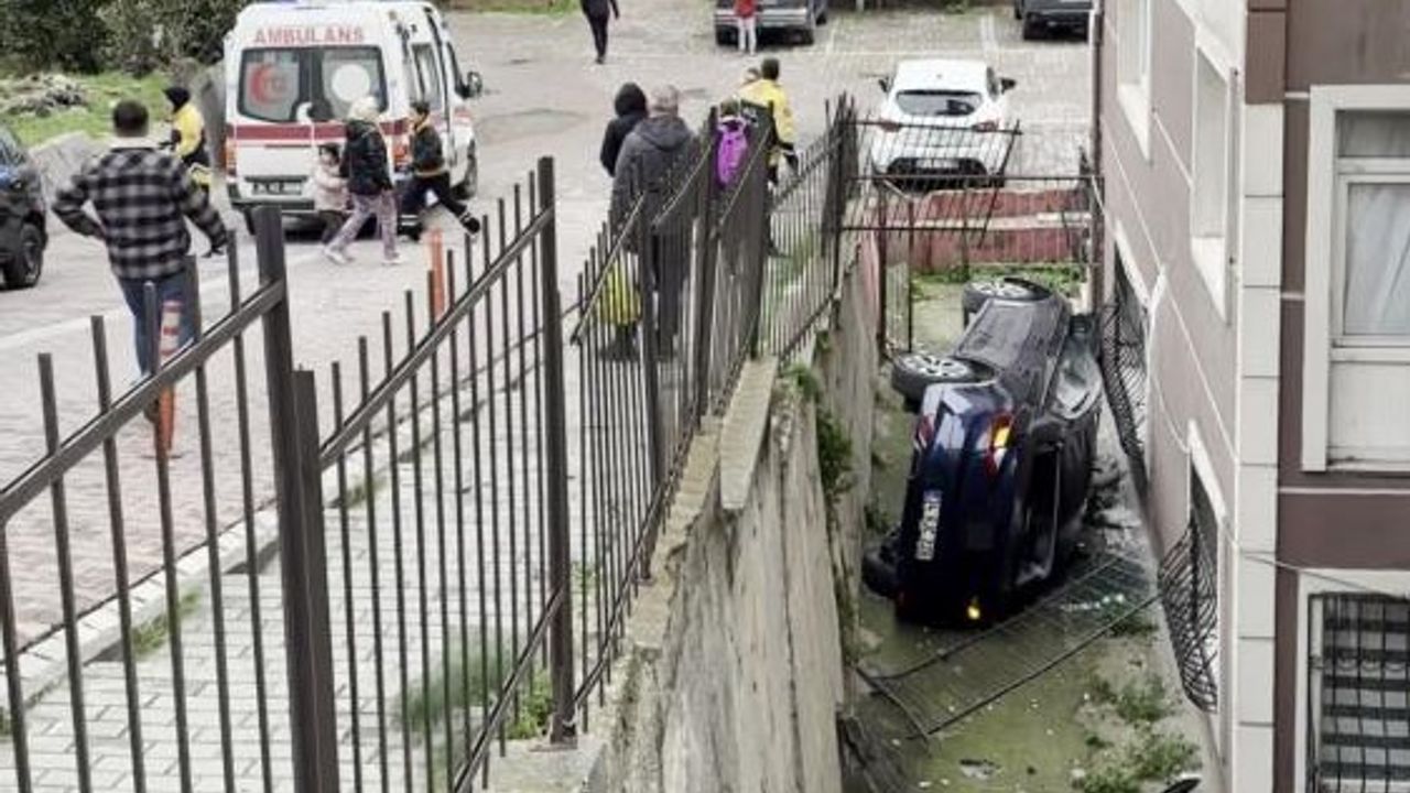 Ehliyetsiz sürücü ortalığı karıştırdı: Otomobil bahçeye uçtu camdan içeri girdi