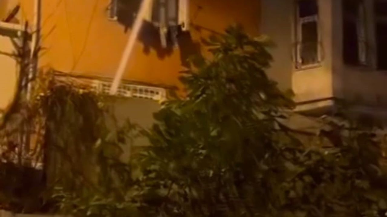 Beyoğlu’nda 3 Katlı Binanın Terasında Yangın Paniği