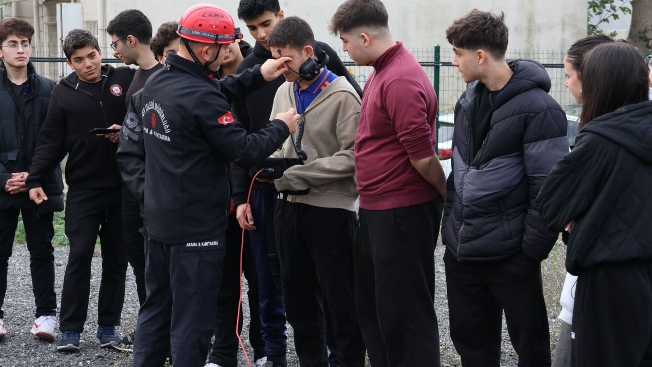 Ümraniye Belediyesi’nden Liselilere Arama Kurtarma Eğitimi