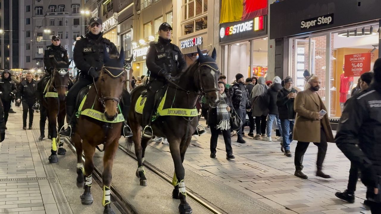 Yılbaşına saatler kala atlı polisler İstiklal Caddesi'nde devriyede