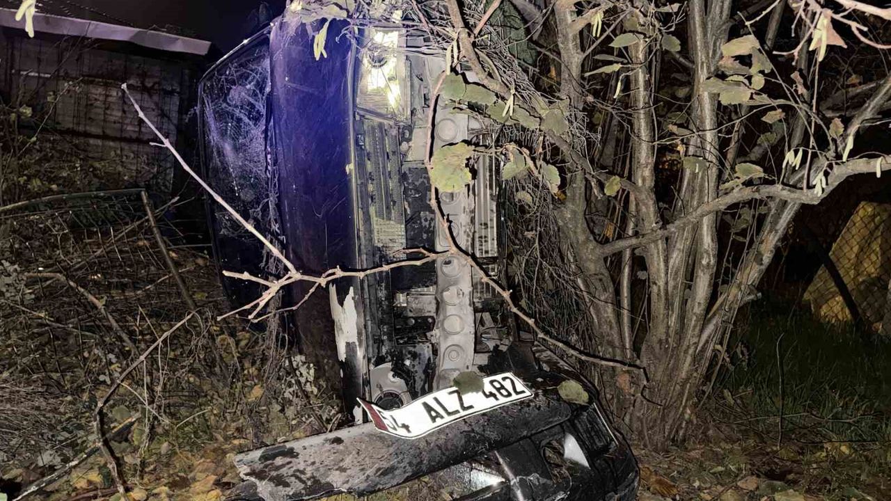 Adapazarı’nda Feci Kaza: Araç Tarlaya Devrildi, 5 Kişi Yaralandı