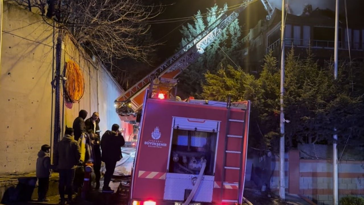 Arnavutköy'de 4 Katlı Binanın Bacasında Yangın Paniği