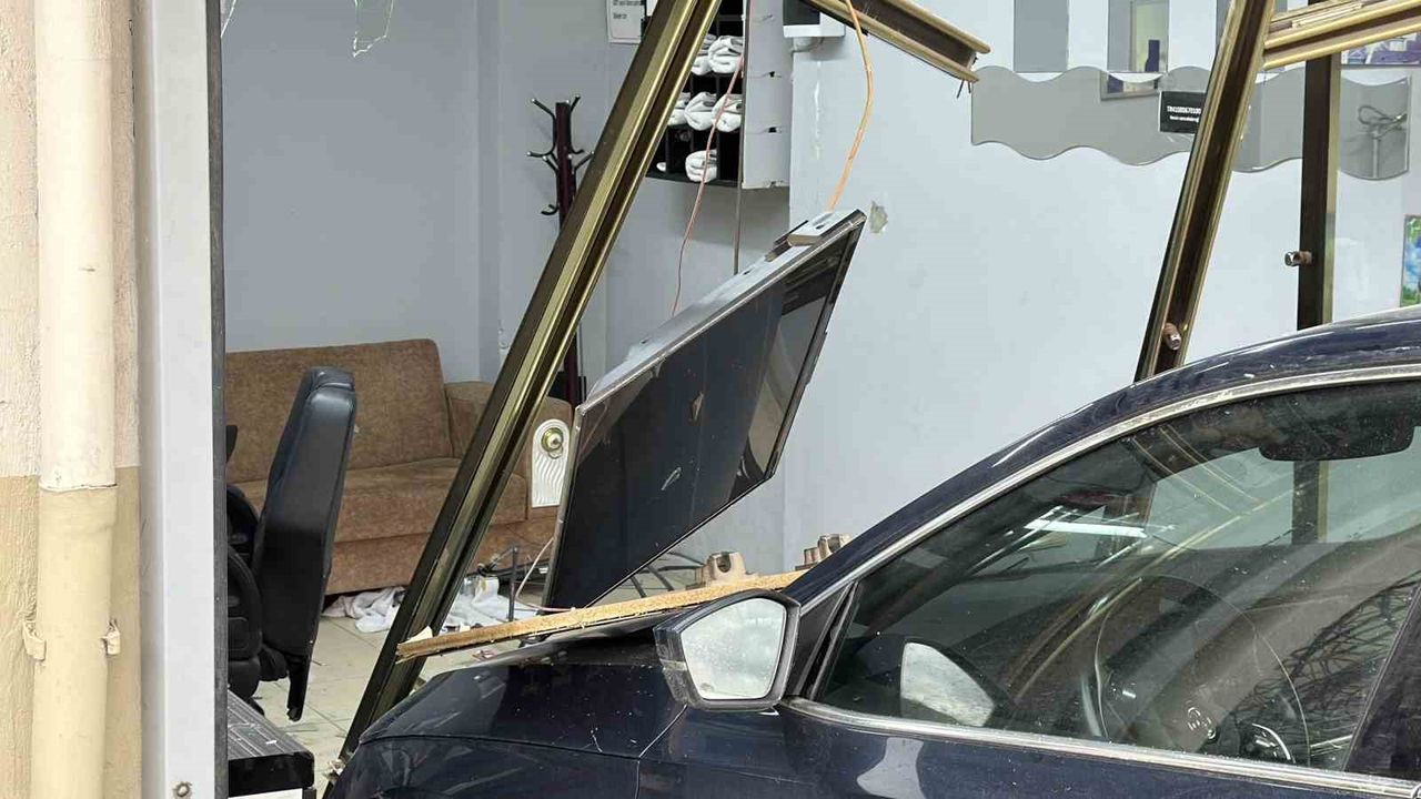 Tıraş olurken araçla burun buruna geldi: Berber dükkanında ilginç kaza