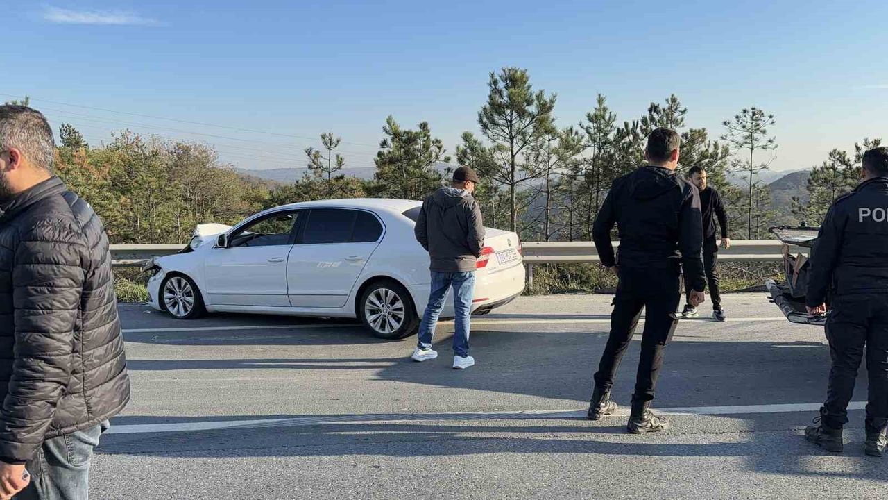 Arnavutköy'de zincirleme trafik kazası: Yan yatan kamyonette sıkışan sürücüyü vatandaşlar kurtardı