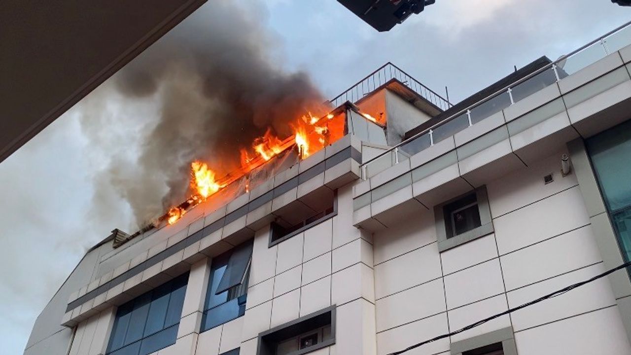 Çatı Katında Çıkan Yangın Korkuttu: İtfaiye Zamanında Müdahale Etti