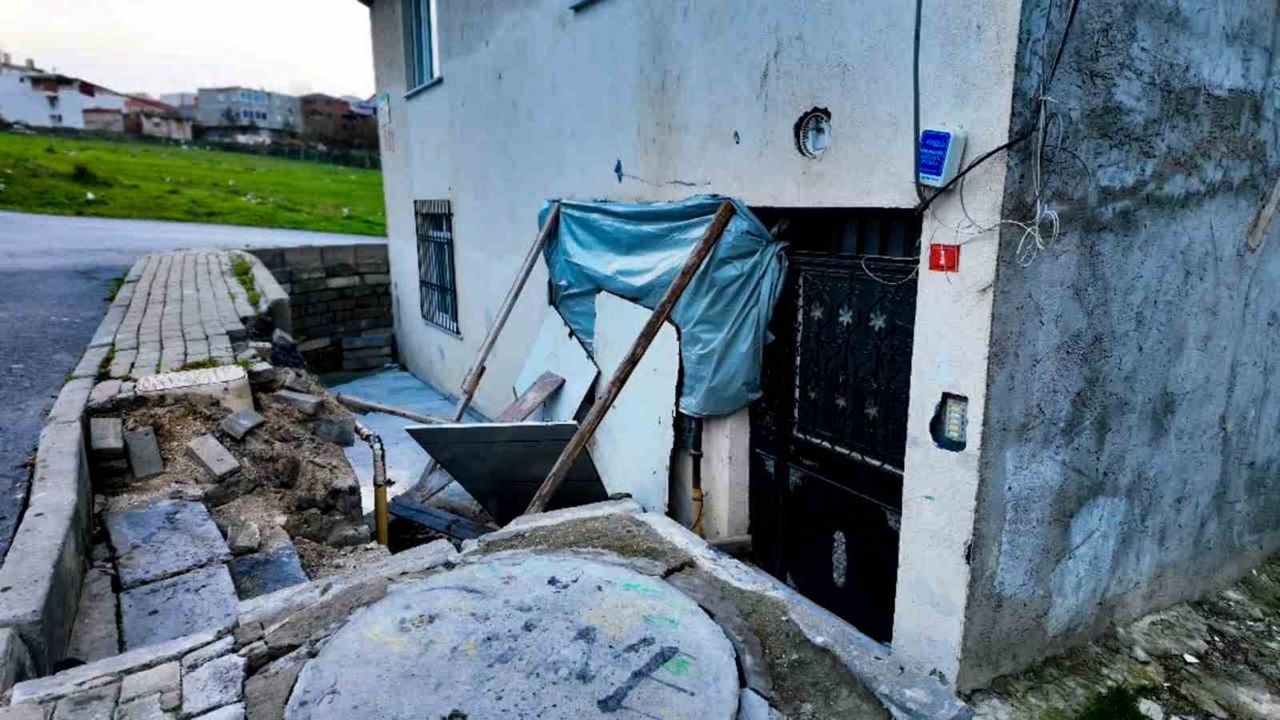 Avcılar'da faciadan kıl payı dönüldü: El frenini çekmeyi unutunca panelvan araç daireye daldı