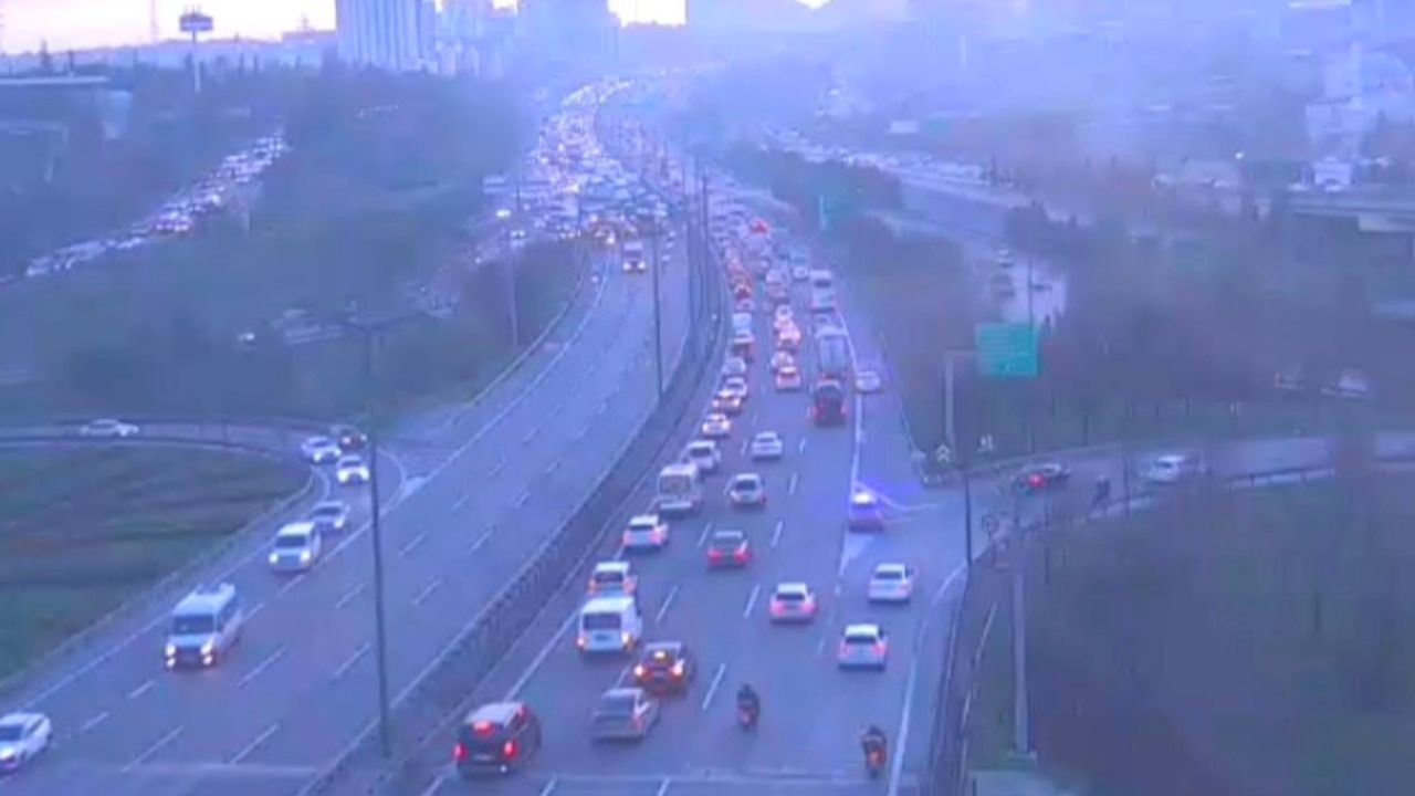 TEM Otoyolu’nda sabah trafiği kilitlendi: Zincirleme kazada 3 araç birbirine girdi