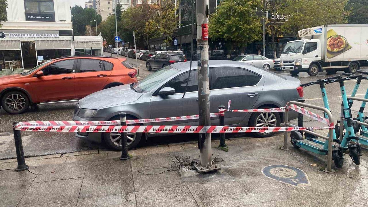 Bağdat Caddesi'nde yılbaşı ışık süslemeleri alev aldı, facianın eşiğinden dönüldü