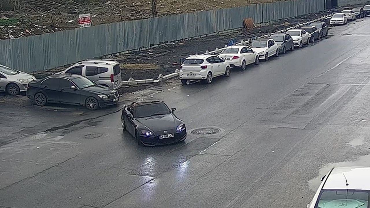 Üstü açık araçla tehlike saçtı: Drift dehşeti anbean kameraya yansıdı