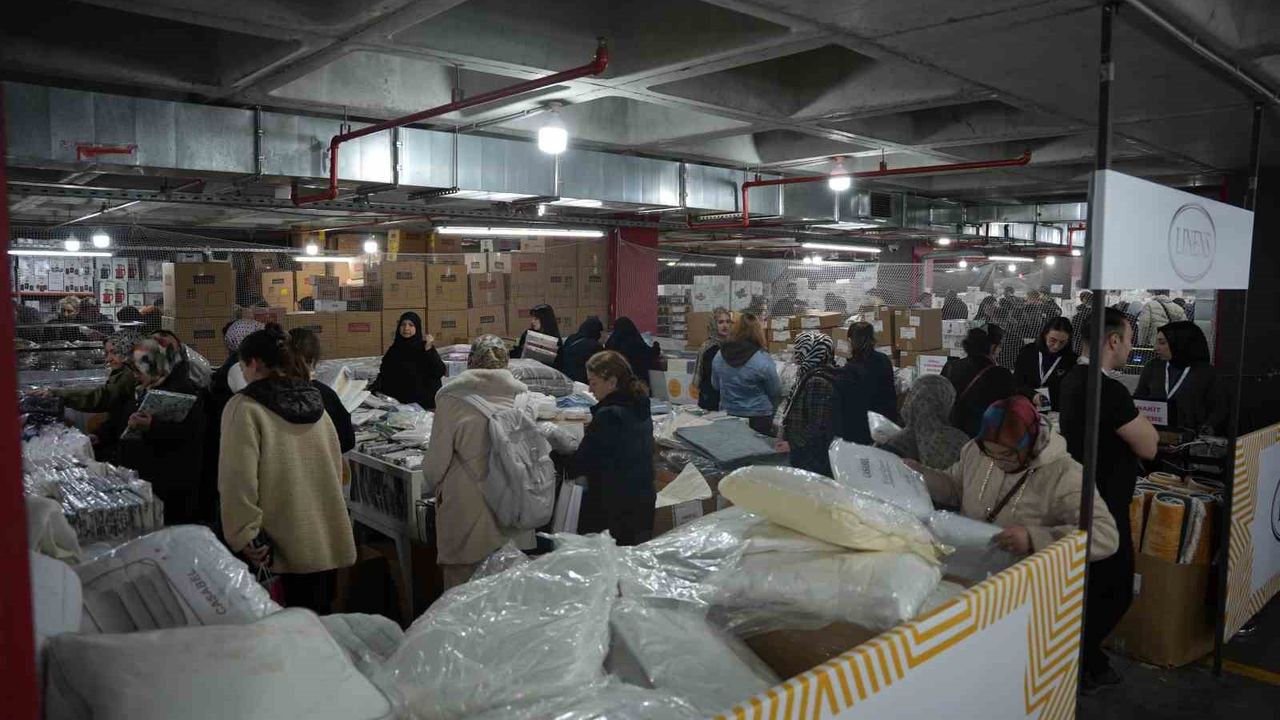Sabahın köründe sıraya girdiler: AVM’de büyük indirim heyecanı