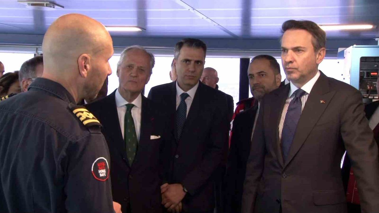 Bakan Bayraktar: 'Karadeniz'de görev yapacak 6. sondaj gemimiz çarşamba günü Mersin'de olacak'