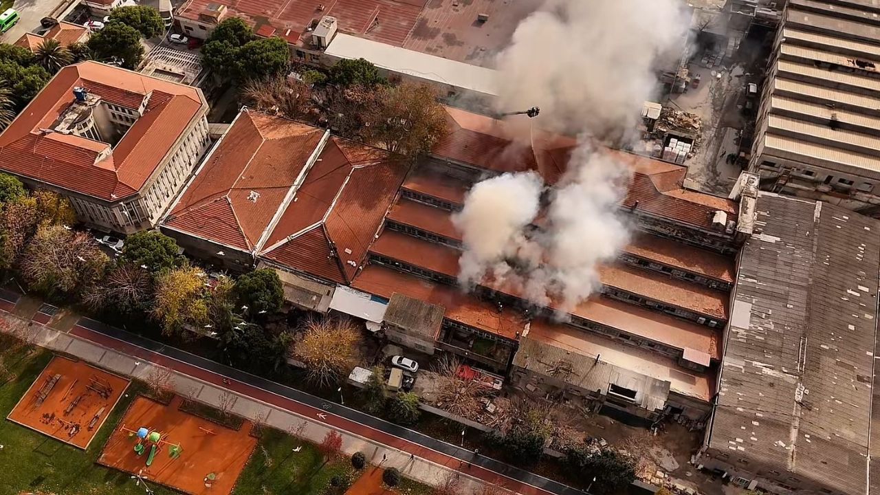 Bakırköy'de fabrika yangınında yükselen dumanlar kilometrelerce uzaktan görüldü