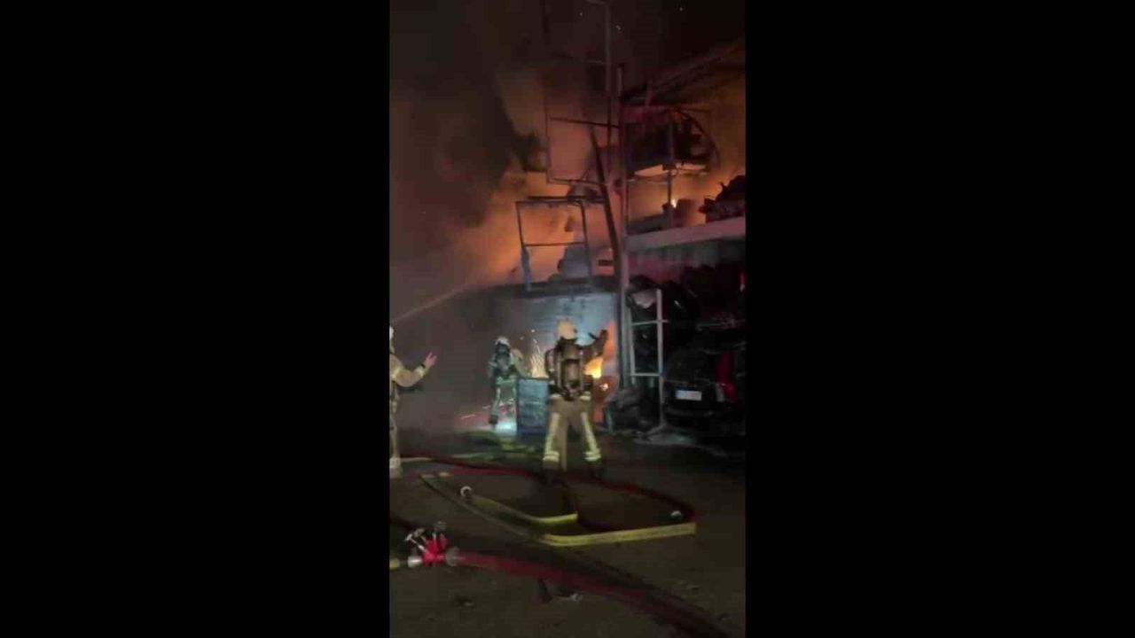 Başakşehir Atatürk Oto Sanayi Sitesi'nde çıkan yangında 1 kişi hayatını kaybetti