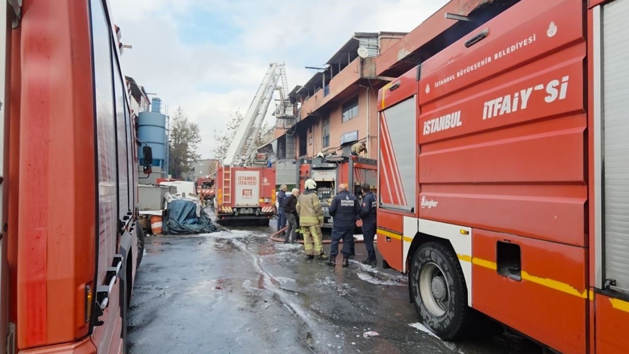 Başakşehir'de plastik imalathanesinde yangın paniği