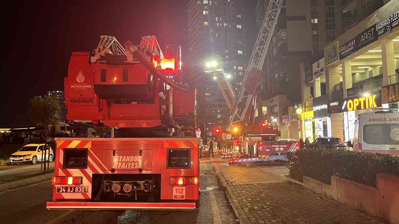 13 katlı binada korku dolu anlar: Restorandaki yangın tahliyeye neden oldu
