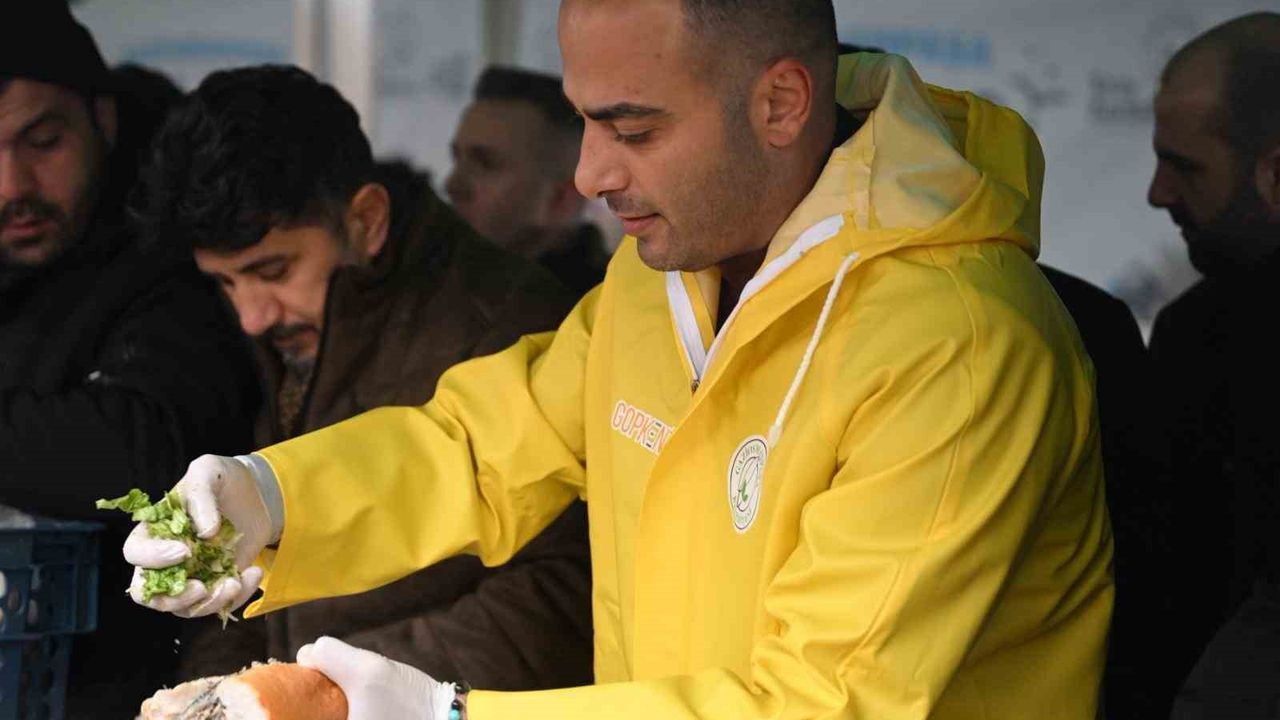 Başkan Vekili Karadeniz'den Hamsi Festivalinde gitar sürprizi