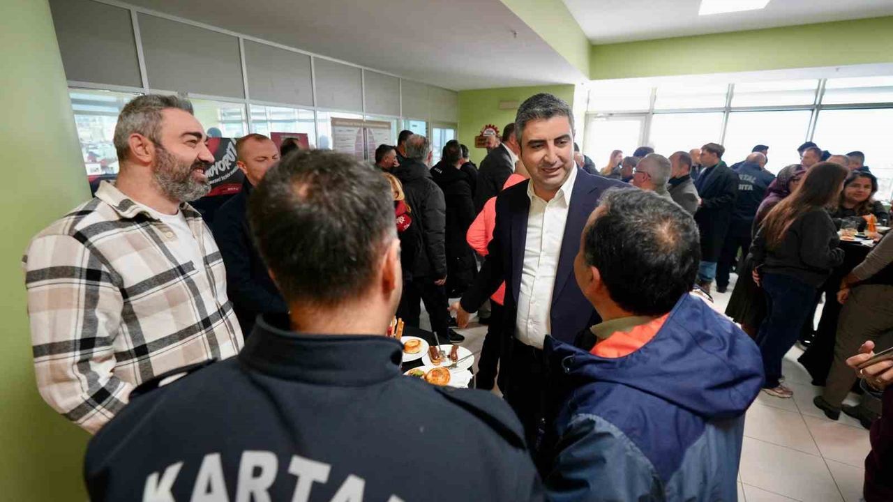 Belediye çalışanları yeni yılı birlikte karşıladı