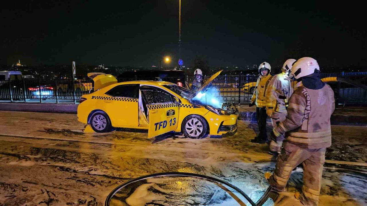 Ticari takside yangın paniği: Şoför ve 3 yolcu ölümden döndü