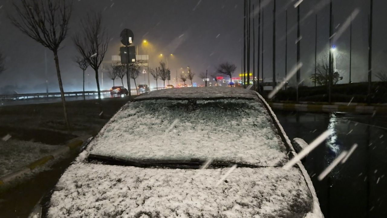 Büyükçekmece’de lapa lapa yağan kar hayatı olumsuz etkiledi