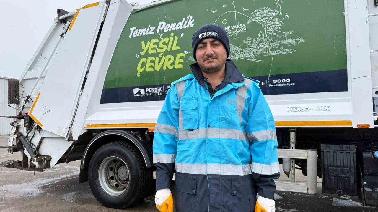 Çöpten çıkan bağlama gönüllere dokundu