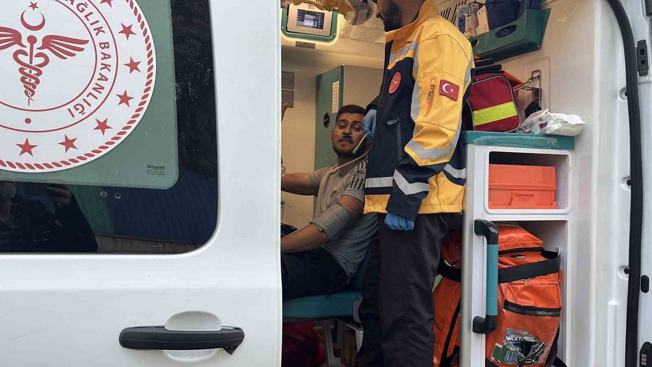 Darıca'da bina çatısında yangın: Baba ve oğlu dumandan etkilendi